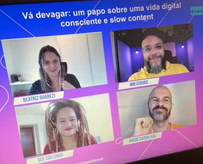uma foto da tela durante o painel, que tem o título "vá devagar: m papo sobre vida digital consciente e slow content", e abaixo 4 telas com cada um dos participantes dentro. eles estão todos sorrindo de forma amigável.