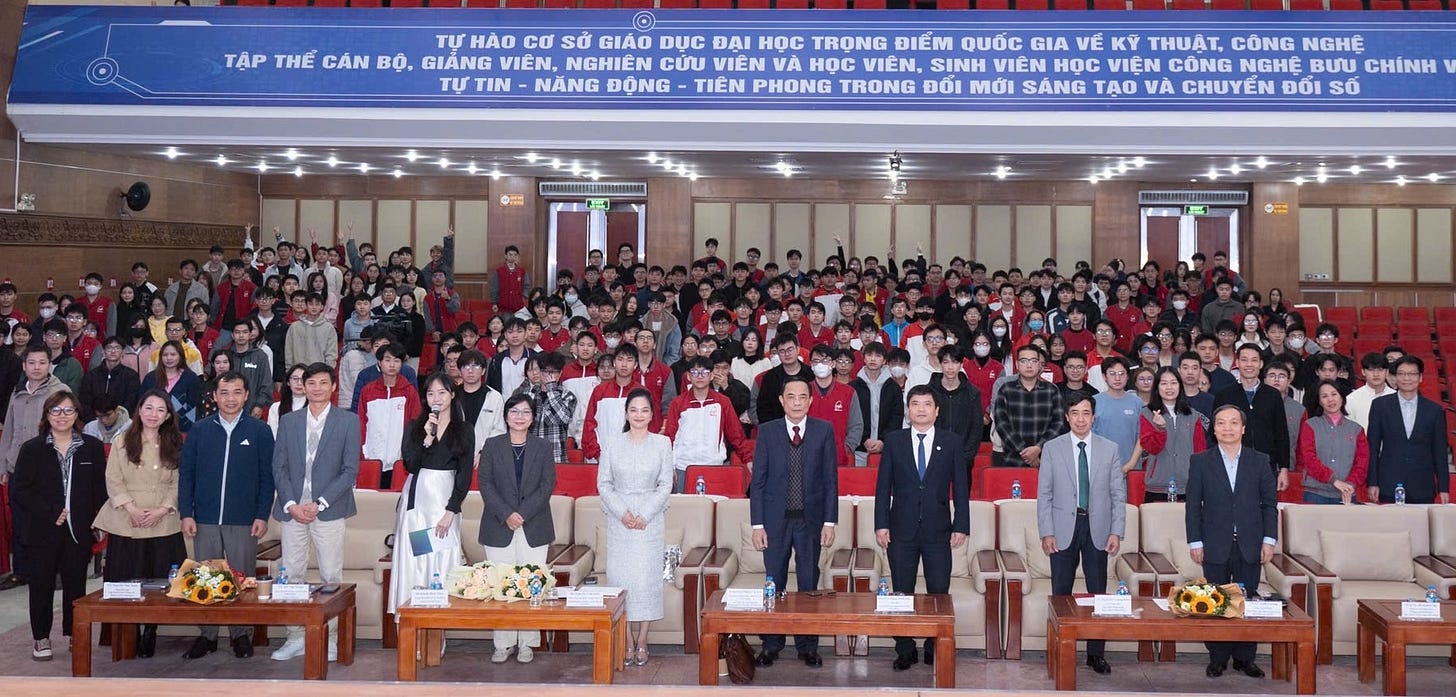 Hơn 400 sinh viên, giảng viên cùng tham gia thảo luận về bức tranh toàn cảnh về blockchain và tài sản mã hóa. Hơn 400 sinh viên, giảng viên cùng tham gia thảo luận về bức tranh toàn cảnh về blockchain và tài sản mã hóa.