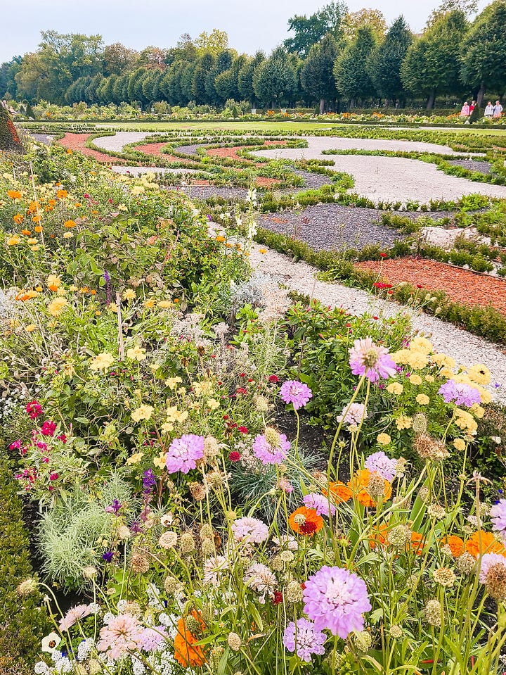 left: my fave ceiling from Schloss Charlottenburg // right: the pretty garden behind the Charlottenburg!
