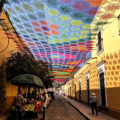 Sotto un cielo tessuto nelle strade di Etzatlán - Foto dall’Instagram di Cielo Tejido, scattata da MADE estudio de arquitectura moderna