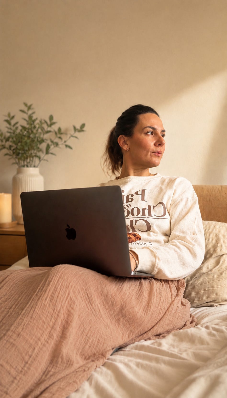 Tala Alvarez Pareja-Obregón escribiendo es su MacBook Air Tala Alvarez Pareja-Obregón escribiendo es su MacBook Air