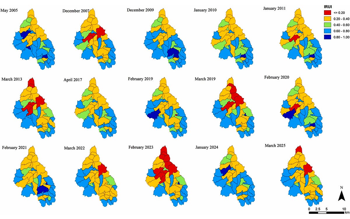 Mapas ilustrando a locação, topografia e divisões da bacia do Ribeirão dos Meninos, e a classificação por cores da resiliência a inundações calculada em 15 períodos de chuvas Mapas ilustrando a locação, topografia e divisões da bacia do Ribeirão dos Meninos, e a classificação por cores da resiliência a inundações calculada em 15 períodos de chuvas