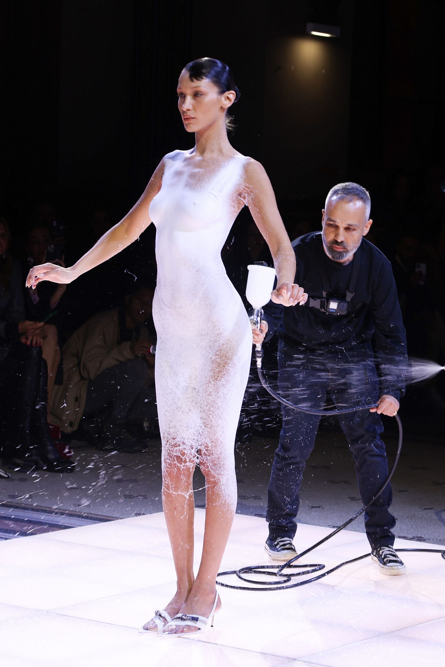 Au dfil Coperni Bella Hadid cre la surprise dans une robe peinte en direct sur son corps