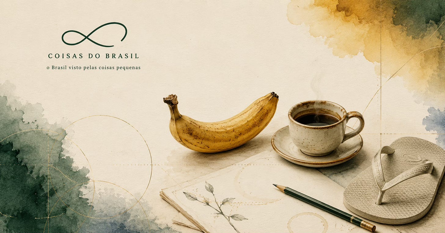 Natureza-morta editorial da COISAS DO BRASIL com banana, café, chinelo e caderno, representando palavras, objetos e manias brasileiras.