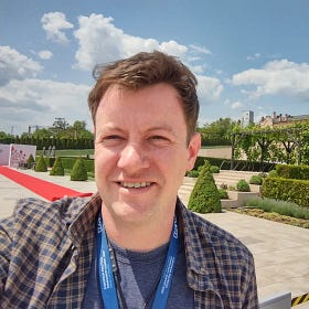 Cine scrie, totuși, acest newsletter?