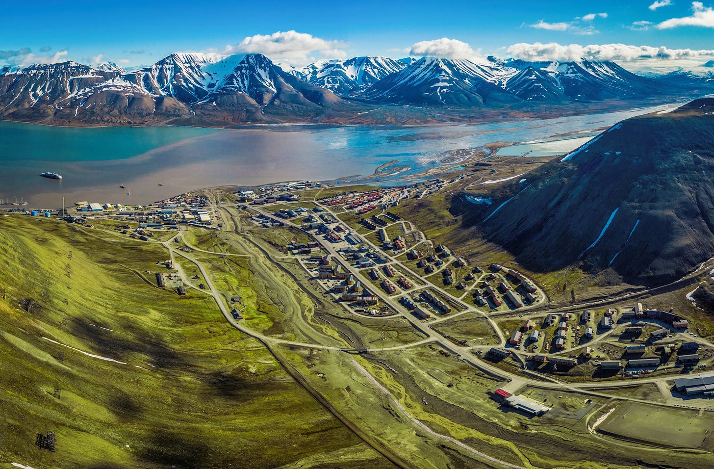 Longyearbyen Travel Guide | Visit Svalbard | Hurtigruten AU Longyearbyen Travel Guide | Visit Svalbard | Hurtigruten AU