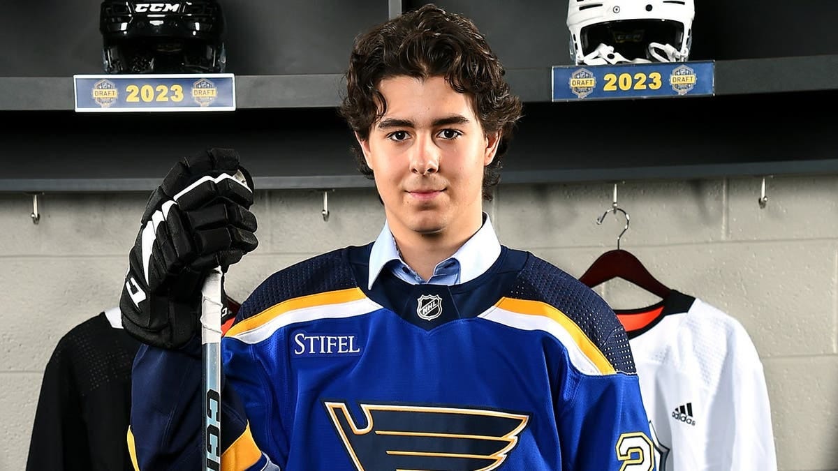 Matthew Mayich pose pour un portrait après avoir été sélectionné par les Blues de Saint-Louis lors du repêchage de la LNH. Matthew Mayich pose pour un portrait après avoir été sélectionné par les Blues de Saint-Louis lors du repêchage de la LNH.