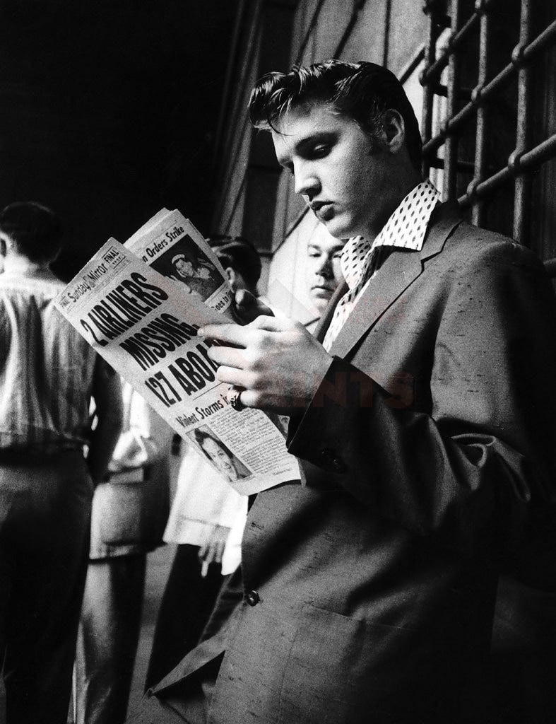 Photographic Print - Elvis Presley Reading the Paper