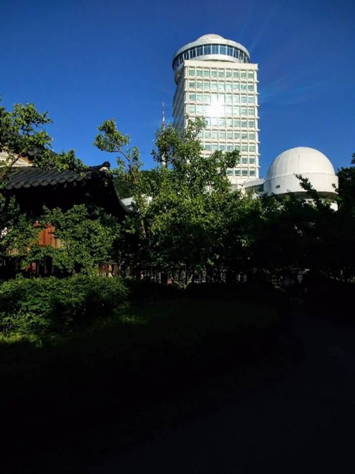 A building with a dome and a dome on top

AI-generated content may be incorrect.