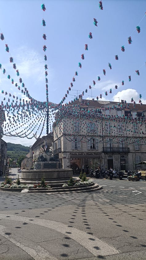des paysages du Jura, beaucoup de vert, de l'eau, des vieilles pierres, des vignes, un musée, un petit hotel charmant, une place de village un chateau