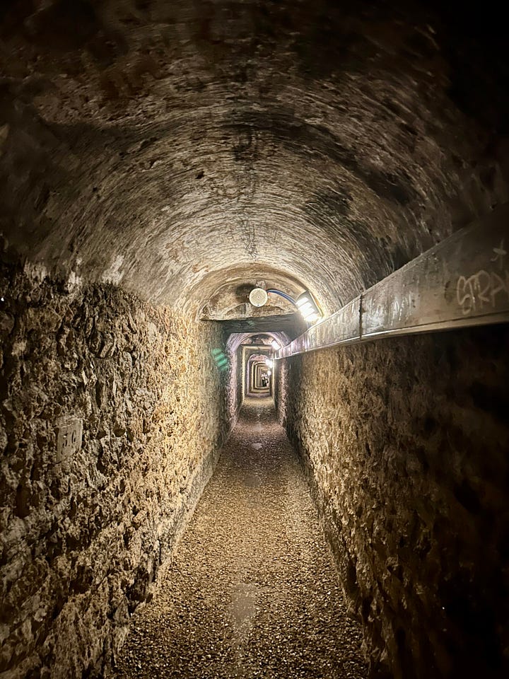 catacombes walkway and catacombes sign
