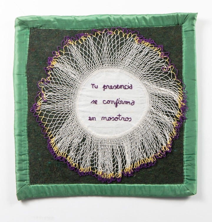 Tu presencia se confirma en nosotros, c.1994, de Feliciano Centurión. Ñanduti bordados sobre frazada, 53 x 54 cm. Colección Ama Amoedo.