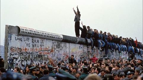 A group of people sitting on a wall

AI-generated content may be incorrect.