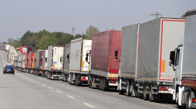 Rangée de camions bloqués sur une route de Bosnie