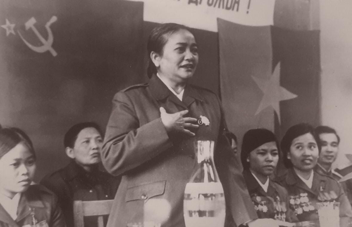 La generala Nguyễn Thị Định | Ornitorrinco La mayor general Nguyễn Thị Định es un símbolo noble de las mujeres del sur, el ‘muro de acero de la Patria’, una mujer vietnamita ‘Heroica, Indómita, Fiel y Laboriosa’ en la era de Hồ Chí Minh. Foto/Comité Provincial de Propaganda y Movilización del Partido en Tuyên Quang, Vietnam