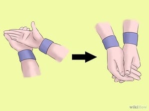 Are there any differences between these two hand formations, benefits or  reasons that one is better than the other and is there any difference in  difficulty of either? I'm just not sure