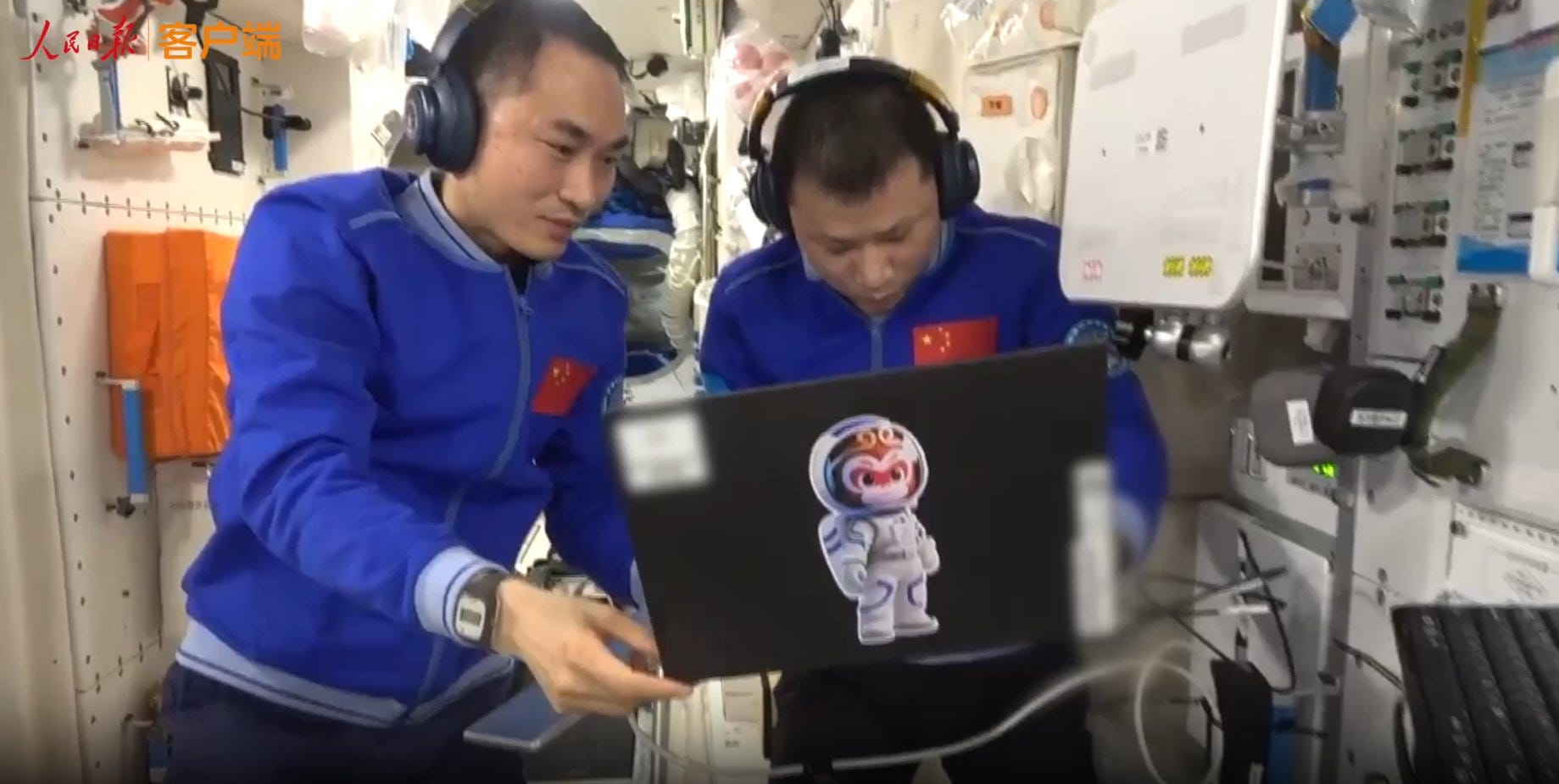 Chen Zhongrui (left) and Wang Jie (right) utilizing Wukong AI on a dedicated laptop.