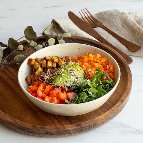Tempeh Salad with avocado, spinach, carrots and bell pepper. Cut into small pieces. 