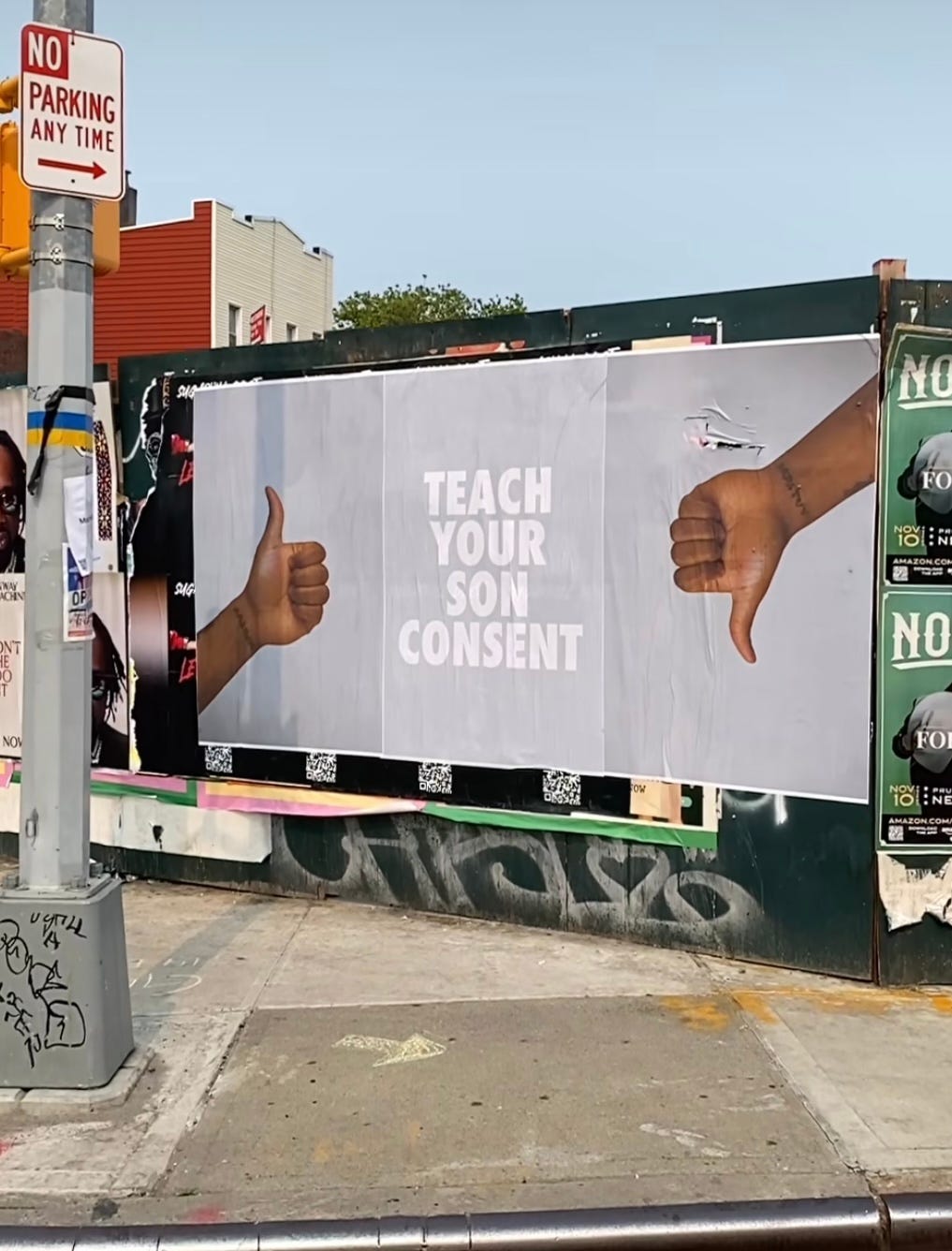 Testo "Teach your son consent" e un pollice in su e uno in giù
