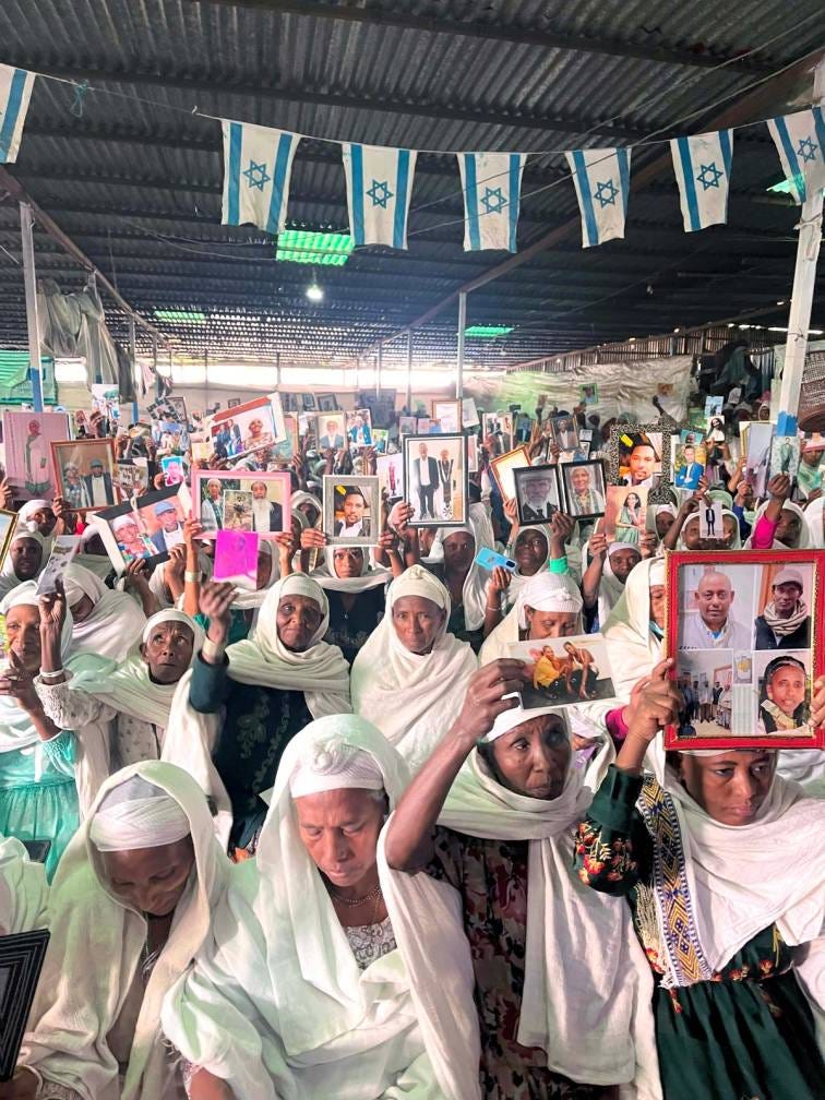 Mulheres na sinagoga em Gondar seguram fotos de seus parentes em Israel