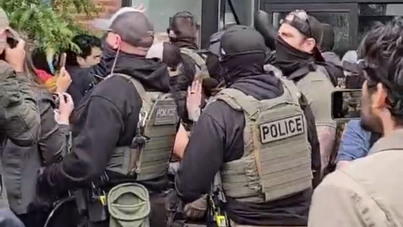 ICE agents detain at least 10 immigrants as elected officials try to block  officers in the South Loop - WBEZ Chicago