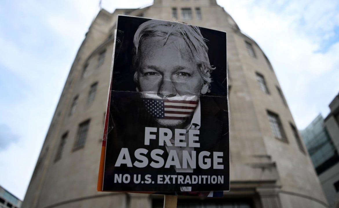 Assange : « Citoyenneté d'honneur dans votre municipalité », campagne présentée à Rome