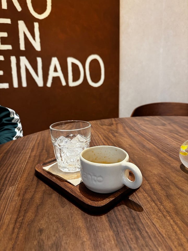 Imágenes de la cafetería, sándwich mixto, café y espacio