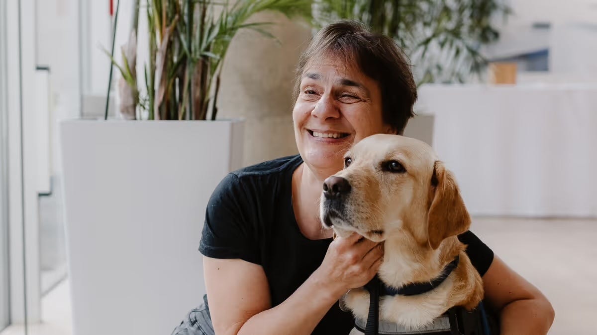 Sylvie et sa chienne guide Shiva, photo de Paris Web 2024 par Aurore Trélaün