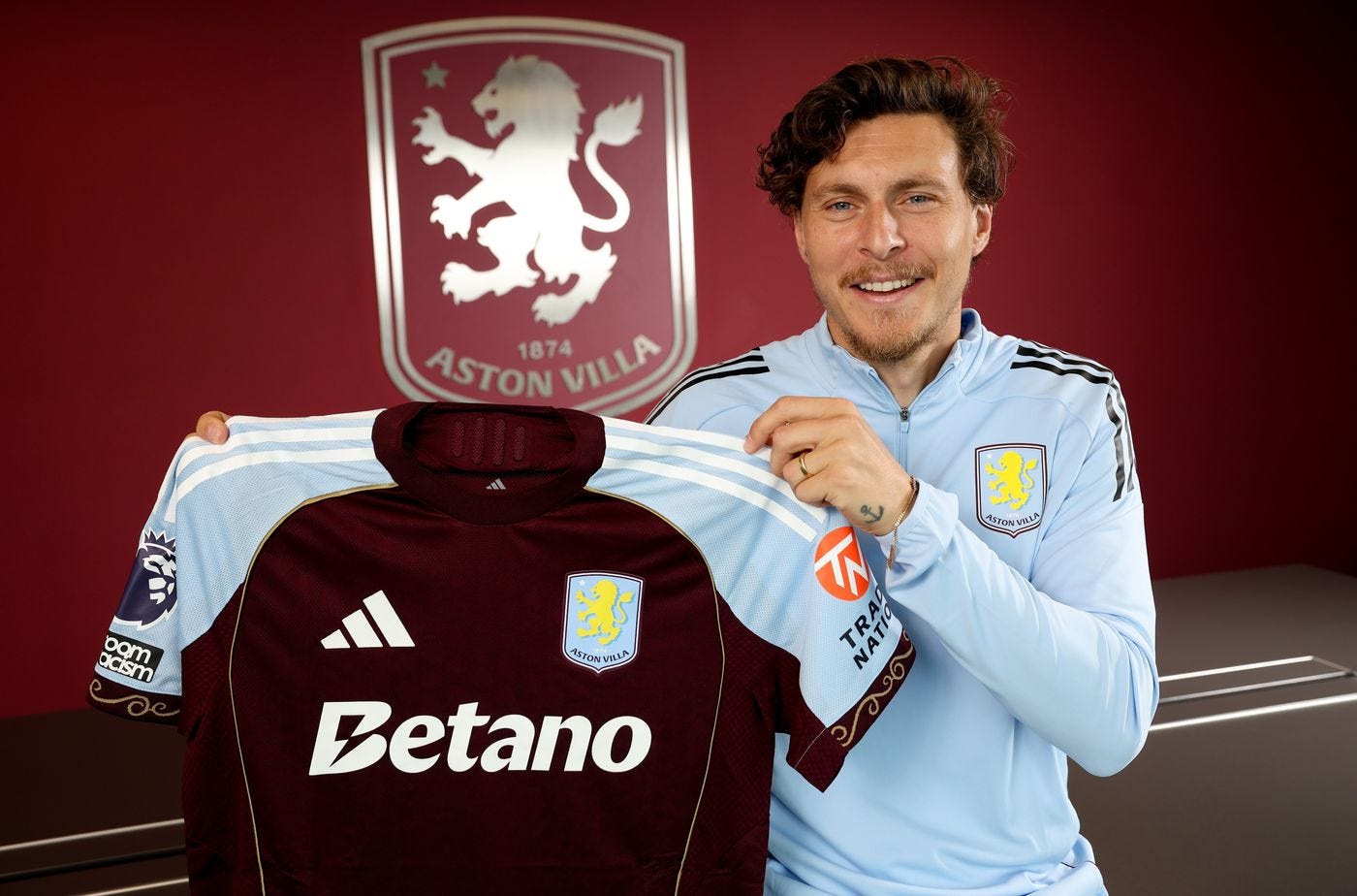 Victor Lindelöf checks in at Bodymoor Heath | Aston Villa