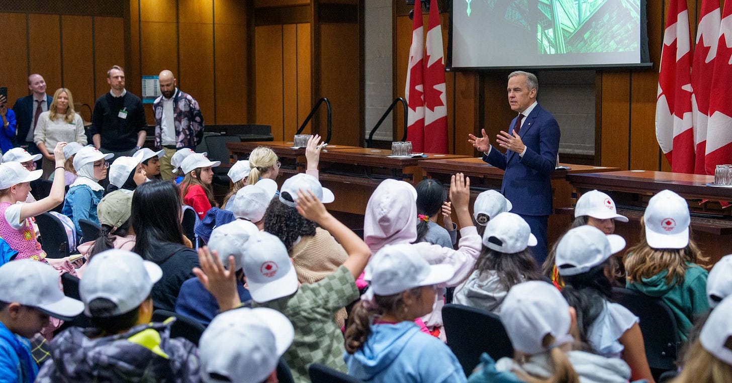 Prime Minister Carney meets with students at Parliament Hill in Ottawa, Ontario.
—
Le premier ministre Carney rencontre des élèves à la Colline du Parlement à Ottawa, en Ontario.