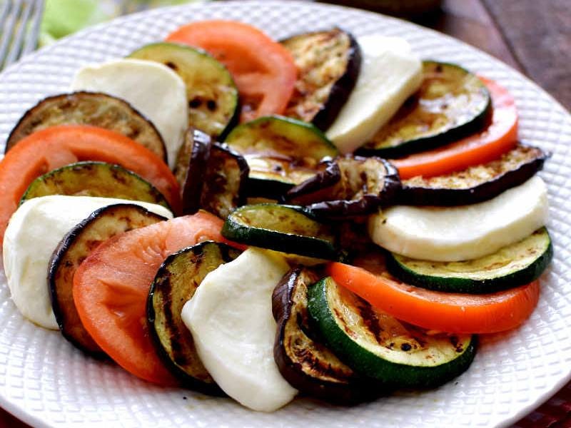 Ensalada caprese con calabacín y berenjena