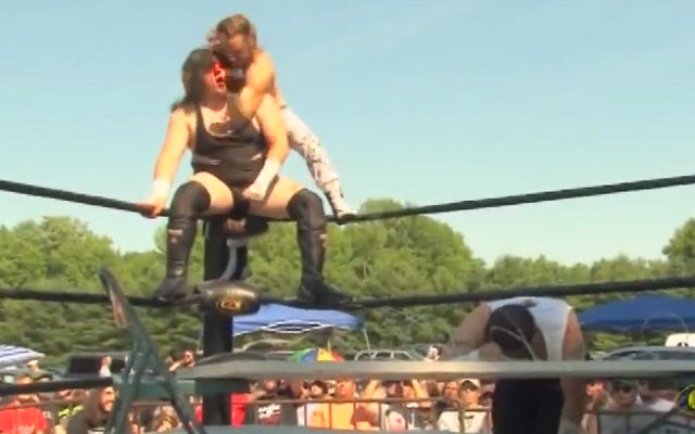 [Screenshot: Osbourne and Lloyd on top rope]