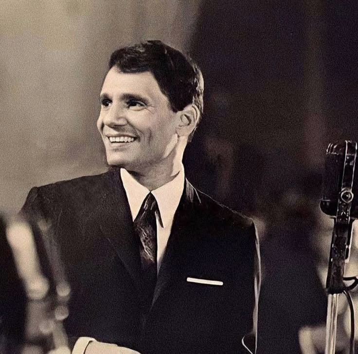 🌸 𝓣𝓱𝓮 𝓖𝓸𝓵𝓭𝓮𝓷 𝓔𝓬𝓱𝓸𝓮𝓼: 𝓗𝓸𝔀 1960𝓼 𝓐𝓻𝓪𝓫 𝓜𝓾𝓼𝓲𝓬 𝓡𝓮𝓼𝓱𝓪𝓹𝓮𝓭 𝓽𝓱𝓮 𝓖𝓵𝓸𝓫𝓪𝓵 𝓢𝓸𝓾𝓷𝓭𝓼𝓬𝓪𝓹𝓮 🎙️