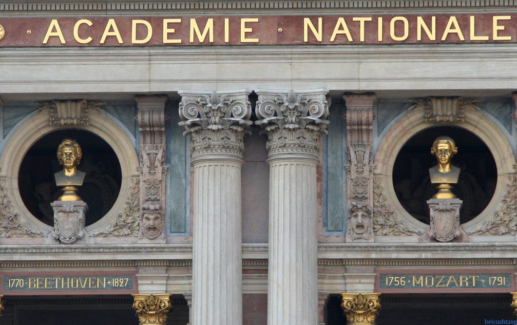 Bronze busts of Beethoven and Mozart on the front façade Bronze busts of Beethoven and Mozart on the front façade