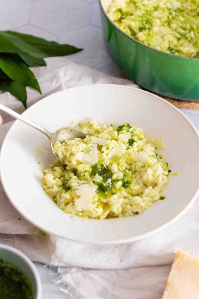 Bärlauch Risotto in einem Teller mit einem Löffel.