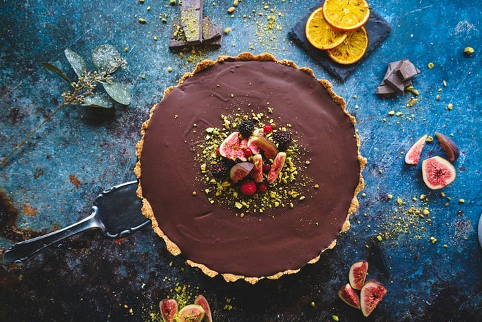 Um bolo de chocolate visto por cima.