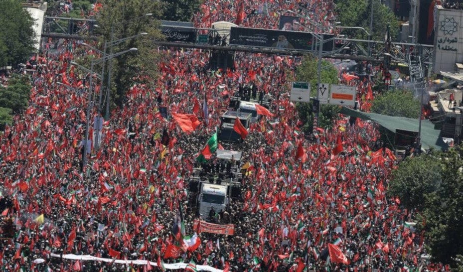 أمواج بشرية تملأ الساحات في تشييع خامنئي (فارس) أمواج بشرية تملأ الساحات في تشييع خامنئي (فارس)