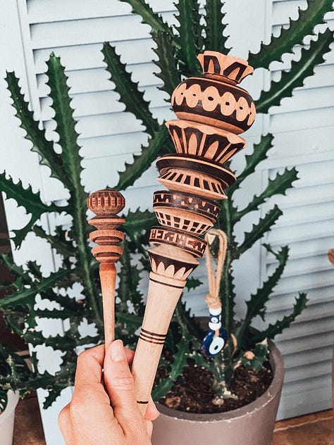 étapes de préparation d'un cacao sacré, découpe, mélange, consomation