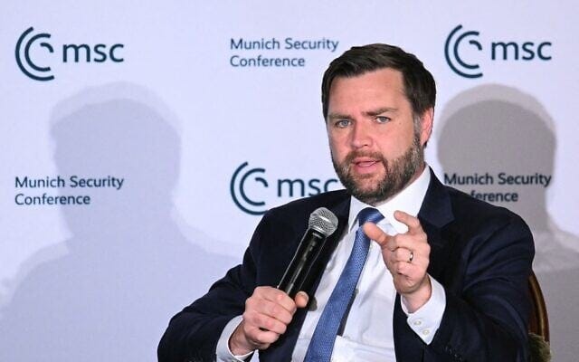 O vice-presidente dos EUA, JD Vance, discursa durante um debate na reunião de líderes de Munique, organizada pela Conferência de Segurança de Munique, no Willard Hotel, em Washington, DC, em 7 de maio de 2025. (Mandel Ngan/AFP)