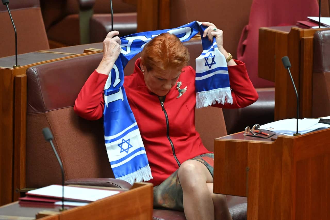 Remove Israel scarf, Pauline Hanson told — as keffiyeh also banned | SBS  News