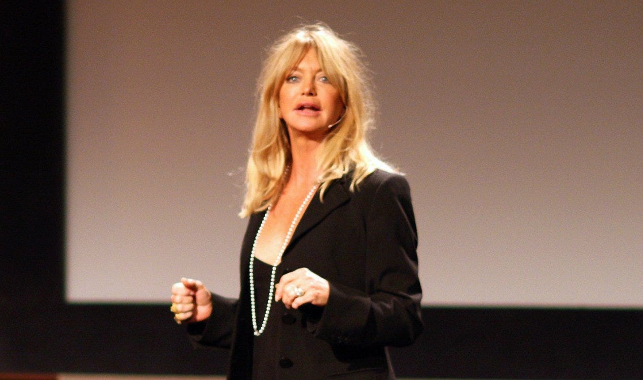 A atriz Goldie Hawn detalha seu próprio encontro pessoal com alienígenas. A atriz Goldie Hawn detalha seu próprio encontro pessoal com alienígenas.