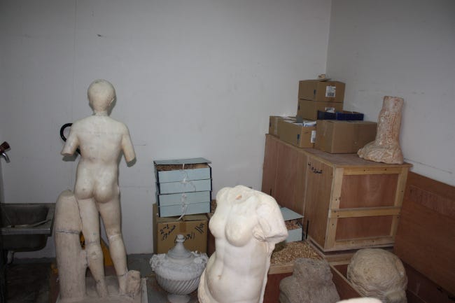 Des statues romaines classiques à nouveau, cette fois entreposées comme des balais dans un couloir étroit