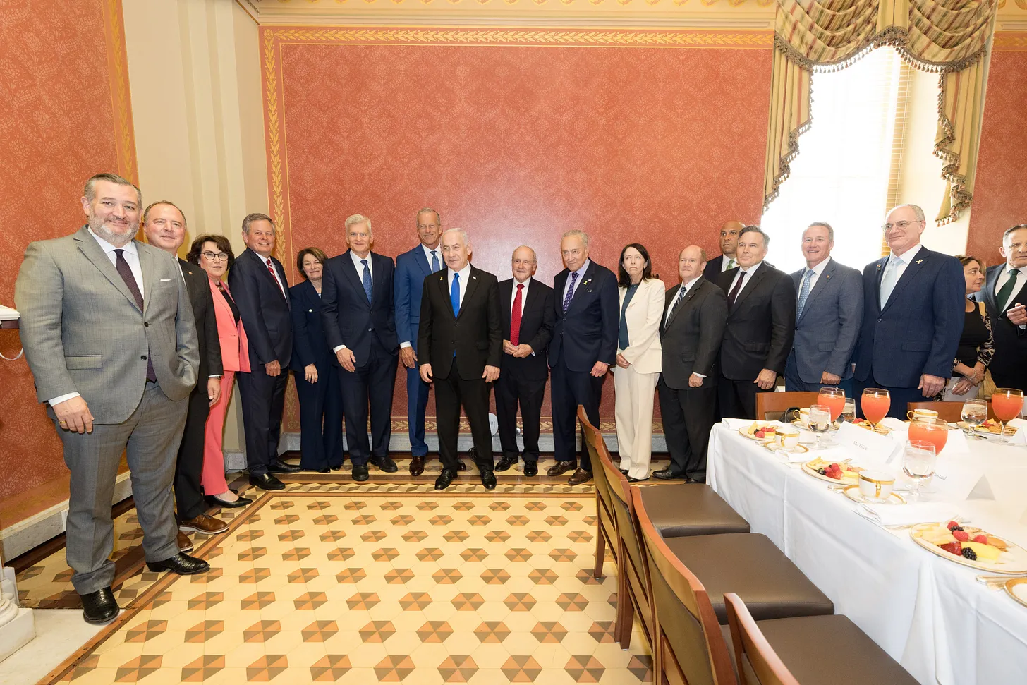 14 Senators pose with Netanyahu