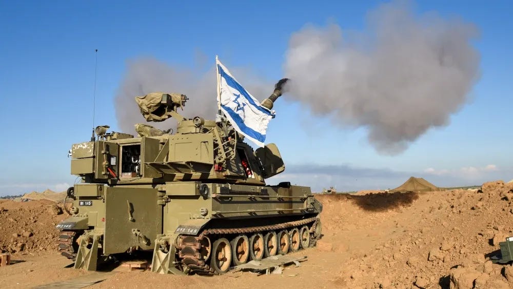 Um canhão de artilharia obus M109 da IDF dispara projéteis de 155 mm contra a Faixa de Gaza para atacar alvos do Hamas. Envelope de Gaza, Israel, 25 de outubro de 2023. Shutterstock