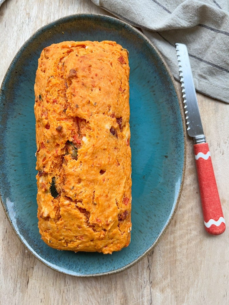 Bolo salgado de tomate