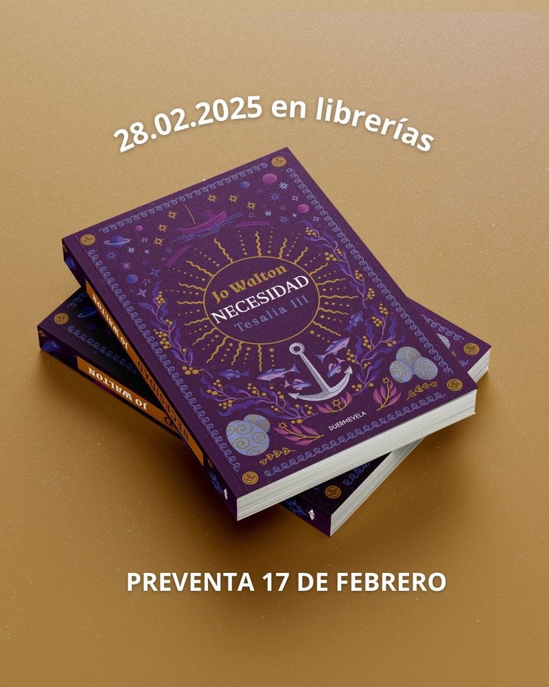 Mock up con la cubierta de Necesidad, sobre un fondo púrpura vemos varios elementos relacionados con el texto como estrellas, planetas, peces y algas, en la parte superior aparece una figura en una barca y en la inferior un ancla así como unos huevos pintados. El texto aparece en el interior de una circunferencia que hace referencia al sol. En el mockup podemos leer: Jo Walton Necesidad, Tesalia III.