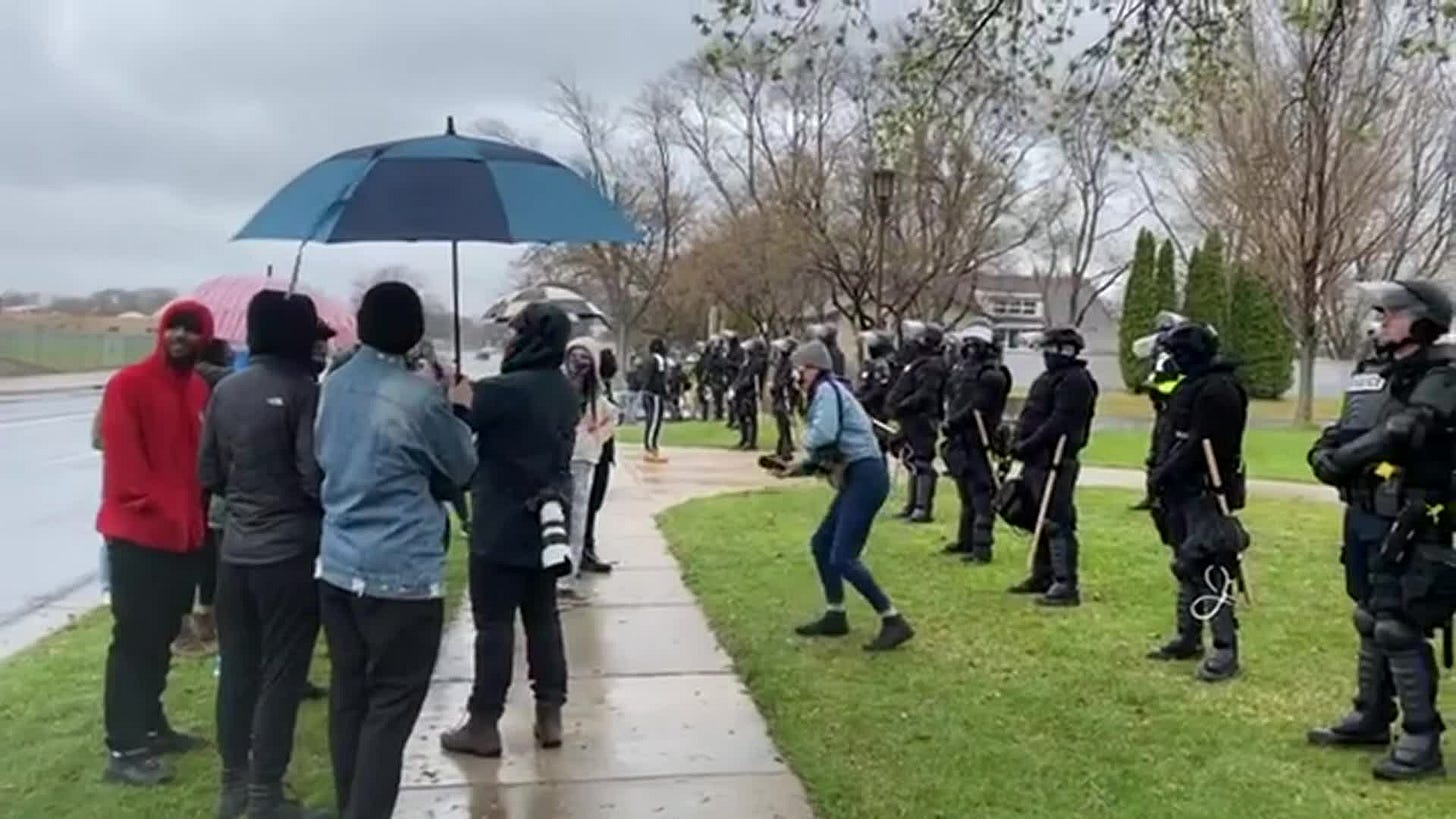 MN: POLICE IN RIOT GEAR OUTSIDE BROOKLYN CENTER PD | CNN | wfmz.com
