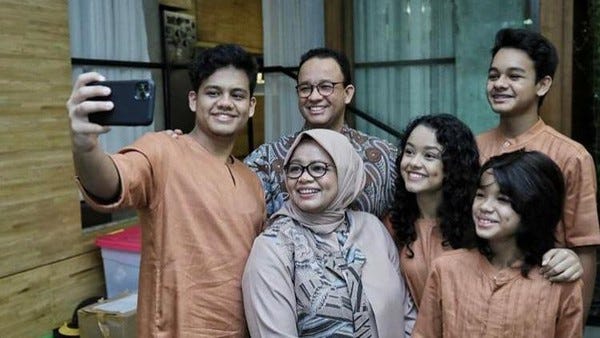 Potret Anies Lebaran Bareng Keluarga di Rumah