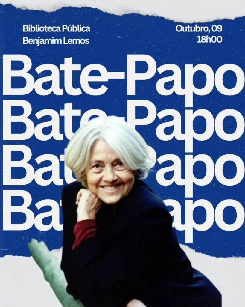 #descrevemospravocê  A Biblioteca Pública Benjamim Lemos realiza um bate-papo no dia 9 de outubro, às 18h.  A imagem tem como fundo um tom de azul escuro, com bordas irregulares que lembram papel rasgado. Ao centro, em letras grandes e brancas, repete-se a palavra “Bate-Papo” quatro vezes, uma abaixo da outra, criando uma sobreposição visual que preenche a parte central do card. No canto superior esquerdo, aparece o nome da biblioteca organizadora, e no canto superior direito, a data e o horário do evento.  Em destaque, no primeiro plano, há a fotografia de uma mulher idosa sorrindo. Ela tem cabelos brancos, curtos e volumosos, penteados para o lado. Está com o queixo apoiado sobre as mãos fechadas, em uma pose carinhosa e acolhedora. Usa um casaco escuro sobre uma blusa bordô. A mulher está sentada e seu corpo ocupa a parte inferior da imagem, em contraste com o fundo azul e as palavras em branco. Há ainda um elemento gráfico verde-claro que parece representar uma folha grande, saindo da lateral esquerda da imagem.  A composição transmite leveza e afeto, sugerindo um encontro descontraído e acolhedor com a convidada do bate-papo.