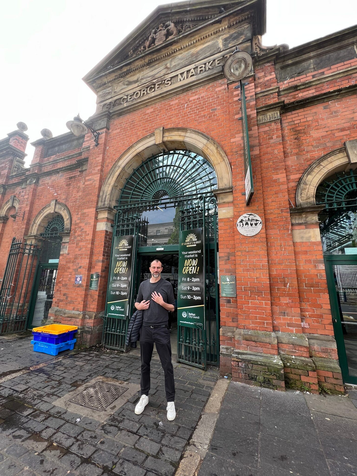 Michael vor rotem Klinkerbau St. George's Market